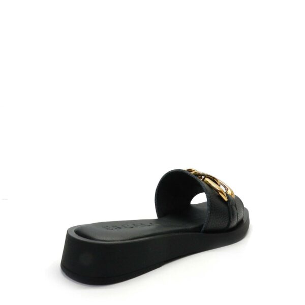 Sandalia de la marca Escala modelo Danae en color negro.  Sandalia tipo chancla con suela volumen. Pala en piel con detalle de eslabones dorados. Suela acolchada para mayor comodidad.