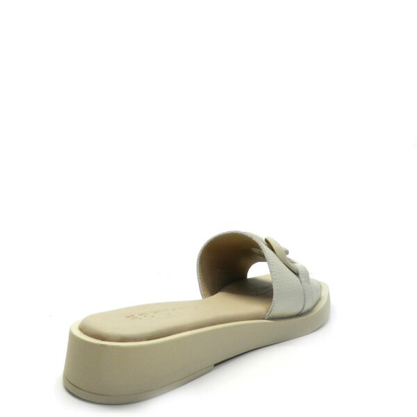 Sandalia de la marca Escala modelo Danae en color beig. Sandalia tipo chancla con suela volumen. Pala en piel con detalle de eslabones en beig mate. Suela acolchada para mayor comodidad.
