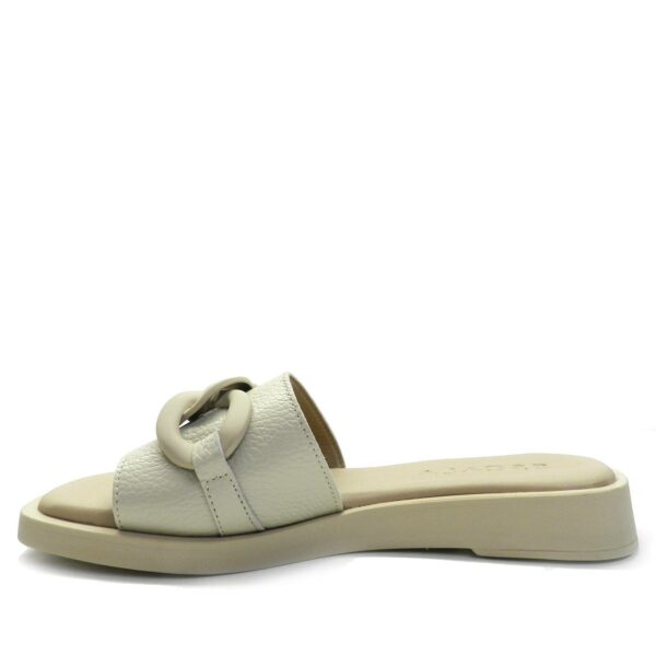 Sandalia de la marca Escala modelo Danae en color beig. Sandalia tipo chancla con suela volumen. Pala en piel con detalle de eslabones en beig mate. Suela acolchada para mayor comodidad.