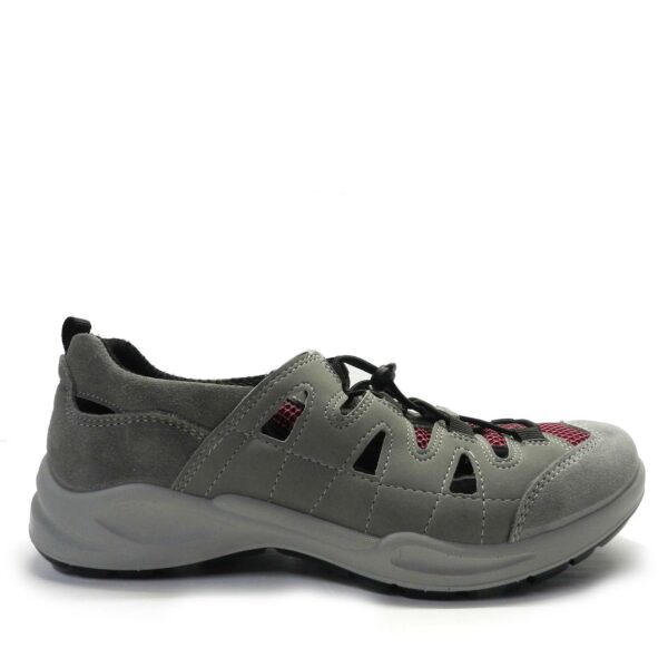 Zapatillas de la marca Imac, modelo 156660 en color gris. Zapatillas deportivas de ante y licra en rejilla, cierre con cordones elásticos. Suela de goma antideslizante.