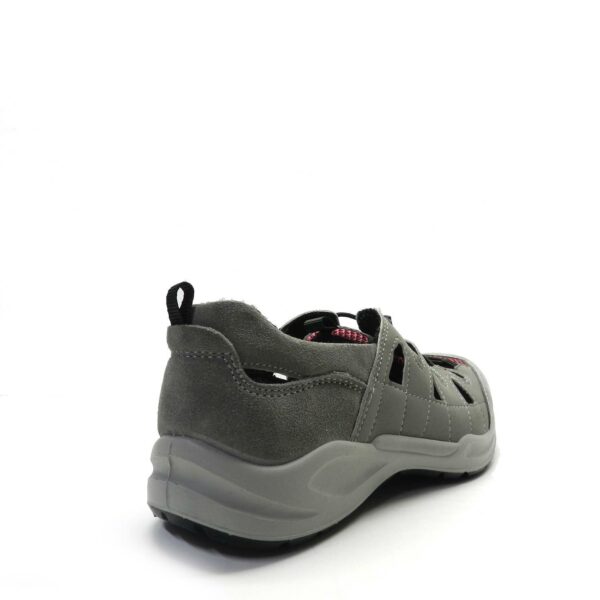 Zapatillas de la marca Imac, modelo 156660 en color gris. Zapatillas deportivas de ante y licra en rejilla, cierre con cordones elásticos. Suela de goma antideslizante.