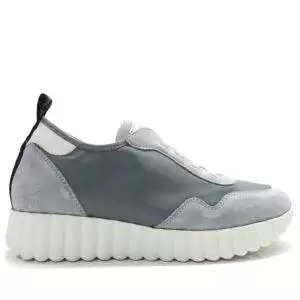 Zapatillas de la marca Weekend de Pedro Miralles, modelo 16025 en color celeste y gris. Zapatilla deportiva muy cómoda elaborada con materiales textiles. Original diseño con elasticos sobre el empeine. Suela de caucho ligero y flexible. Cuña de altura media y plantilla removible y almohadillada.