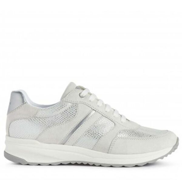 Zapatillas de la marca Geox, modelo Myria en color gris. Zapatillas deportivas elaboradas en ante y gamuza brillante. Sistema Geox que garantiza transpirabilidad y bienestar. Cierre con cordones y cremallera interior. Plantilla de piel desmontable. Cómoda suela de goma antideslizante.