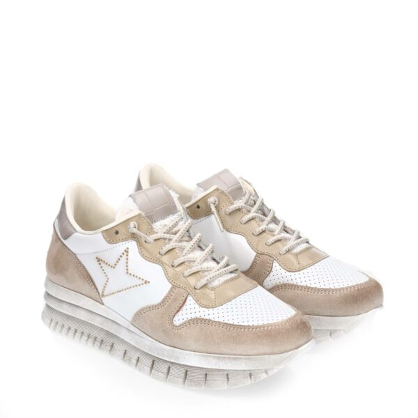 Zapatillas de la marca Cetti, modelo C-1295 en color blanco. Zapatilla deportiva elaboradas en combinación de piel y textil en diferentes tonos de beig y blanco. Cierre con cordones elásticos. Plantilla acolchada extraíble, suela maxi de goma antideslizante.