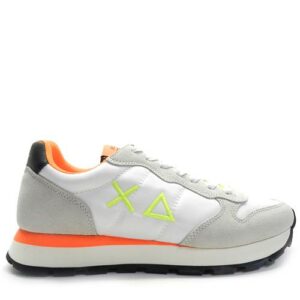 Zapatillas de hombre de la marca AX-Sun, modelo Z32102 en color blanco. Zapatillas deportivas elaboradas en piel y tejido técnico con suela de goma bicolor, logo en el lateral en contraste, cierre con cordones, un toque casual y colorido.