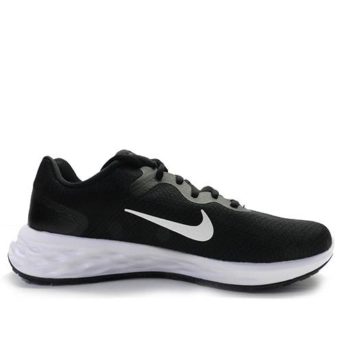 Zapatillas de la marca Nike, modelo Revolution 6 DC3728 en color negro. Zapatilla deportiva estilo running elaborada malla suave. Mediasuela de espuma para una pisada más suave. Suela exterior con efecto de pistón para mayor amortiguación y flexibilidad. Puntos de contacto en el talón y la lengüeta.