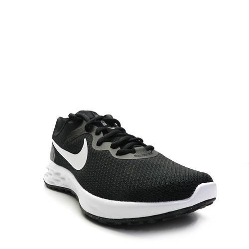Zapatillas de la marca Nike, modelo Revolution 6 DC3728 en color negro. Zapatilla deportiva estilo running elaborada malla suave. Mediasuela de espuma para una pisada más suave. Suela exterior con efecto de pistón para mayor amortiguación y flexibilidad. Puntos de contacto en el talón y la lengüeta.