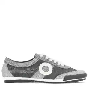 Zapatillas de la marca Aro, modelo Joaneta 3133 en Glitter Old Silver. Zapatillas deportivas en combinación de malla de poliéster y microfibra en color plomo con acabado brillante. Suela de goma natural 100% y cierre con cordones de algodón