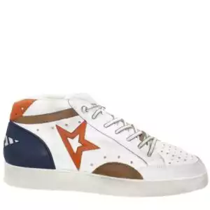 Zapatillas de la marca Cetti, modelo C1267 en color blanco. Zapatilla deportiva semi abotinada en piel napa envejecida blanca con detalles en azul y marrón. Logotipo en lateral en naranja. Suela de goma antideslizante y cierre con cordones ajustables.