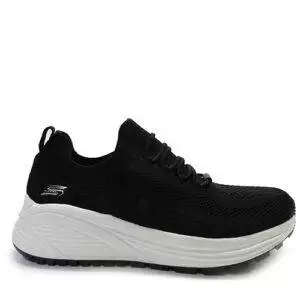 Zapatillas de la marca Skechers, modelo Bobs en color negro. Zapatillas deportivas elaboradas en malla deportiva, media suela ligera con amortiguación Memory Foam, cierre con cordones elásticos, Suela de tracción de goma flexible. Talón de 3,14 cm.