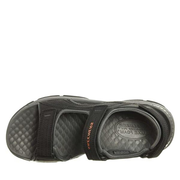 Sandalia de la marca Skechers modelo 204105 en color negro. Sandalia deportiva con tiras en la puntera, el empeine y el talón. Tejido sintético duradero liso. Plantilla acolchada Luxe Foam. Entresuela amortiguada y suela flexible. Cierre ajustable de velcro.