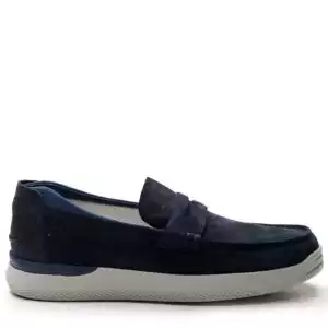 Mocasín de la marca Stonefly, modelo 217373 en color azul. Mocasín en piel serraje sin forro. Plantilla extraíble Blusoft Memory® para amortiguar la zona del talón. Elaboradas con estructura de celdas abiertas para asegurar la máxima transpirabilidad. Suela de goma de gran comodidad.