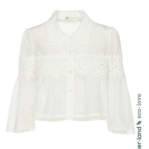 Camisa de la marca BSB, modelo 047-216010 en color blanco. Camisa cropped semitransparente con detalles en encaje, cierre frontal con botones. Elaborado en algodón y seda.