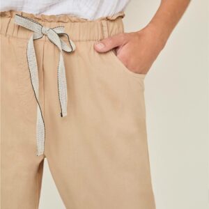 Pantalón de la marca Yerse, modelo 36858 en color beig. Pantalón paperbag largo en popelín. Cinturilla elástica con cinta decorativa a contraste y detalle de bolsillos laterales. 100% algodón