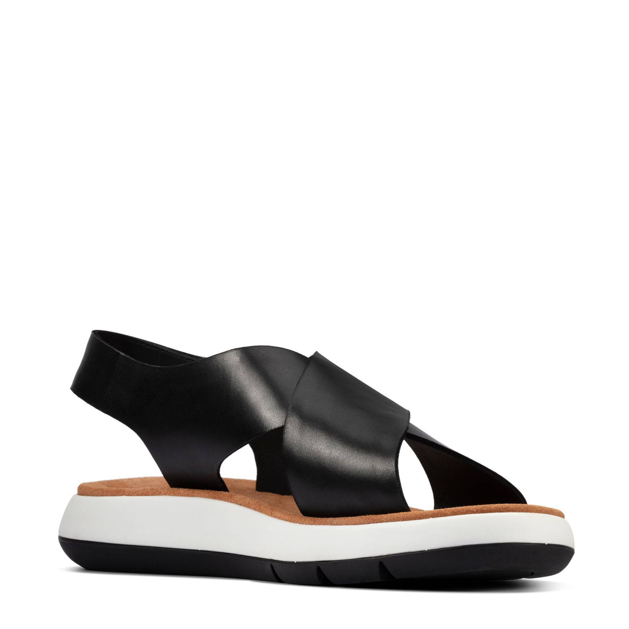 Sandalia de la marca Clarks, modelo Jemsa Cross  en color negro. Sandalia de piel estilo sport con diseño cruzado. Cómoda y transpirable en contacto con la piel, suela de goma de contenido reciclado con hendiduras de flexión.