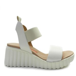 Sandalia de la marca Weekend, modelo 16306 en color blanco. Sandalias  de tiras de piel y elástico en el tobillo. Suela de goma. Plataforma de cuña de 7cm y plataforma de 2 cm de altura. 