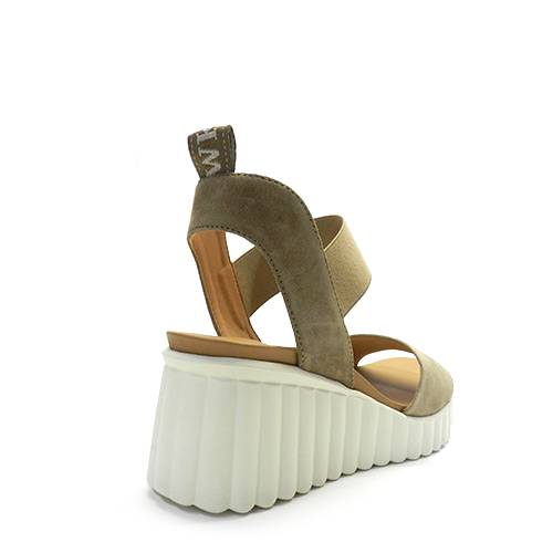Sandalia de la marca Weekend, modelo 16306 en color taupe. Sandalias  de tiras de piel y elástico en el tobillo. Suela de goma. Plataforma de cuña de 7cm y plataforma de 2 cm de altura.