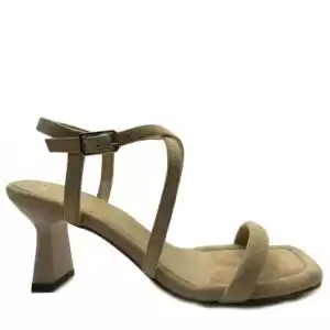 Sandalia de la marca Unisa, modelo Mancil en color beig. Sandalia de finas tiras elaboradas en ante. Cierre ajustable mediante hebilla metálica. Tacón geométrico pintado al tono de 6.5cm y suela de cuero color natural.