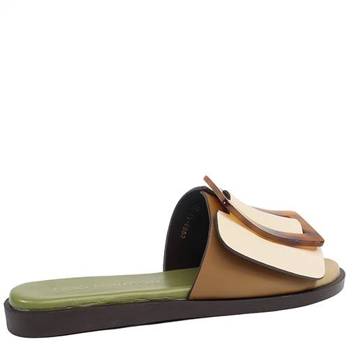 Sandalia de la marca Noa Harmon, modelo 8969 en color beig. Sandalia plana en polipiel, cómoda plantilla y detalle de hebilla en carey.