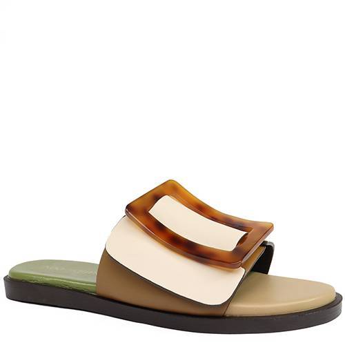 Sandalia de la marca Noa Harmon, modelo 8969 en color beig. Sandalia plana en polipiel, cómoda plantilla y detalle de hebilla en carey.