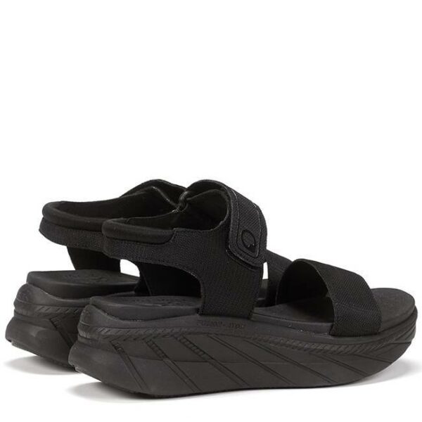 Sandalia de la marca Fluchos, modelo AT105 en color negro. Sandalia estilo deportiva elaborada en textil con ajuste de velcro. Suela muy ligera de goma EVA con cuña de 5 cm de altura.