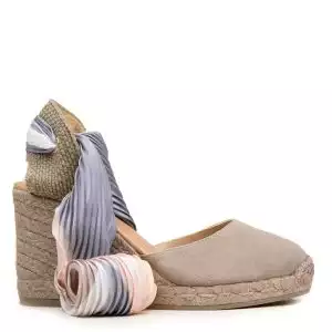 Alpargata de la marca Gaimo, modelo Globo en color taupe. Alpargata con cuña media de yute confeccionadas en piel ante con corte cerrado, plantillas acolchadas y talonera con cintas plisadas estampadas anudadas al tobillo. Plataforma de yute de 9 cm de altura y suela de caucho.