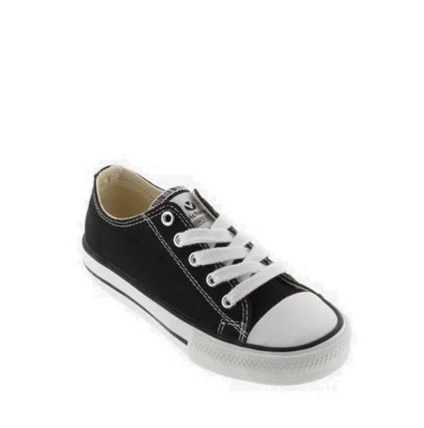 Zapatillas de la marca Victoria, modelo Tribu 106550 en color negro. Zapatillas tipo basket de lona de algodón de corte bajo con puntera de goma. Cierre con cordones en color blanco.