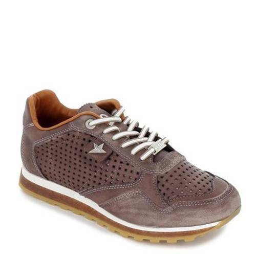 Zapatillas de la marca Cetti, modelo Sweet Off en color marrón. Zapatillas deportivas elaboradas en piel troquelada en color marrón. Suela plana de goma con detalle de corcho. Cierre con cordones.
