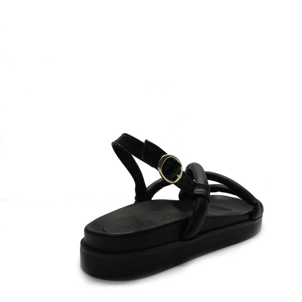 Sandalia de la marca Escala modelo Miri en color negro. Sandalia plana de napa con tiras redondeadas. Suela anatómica de napa y cierre trasero con hebilla.