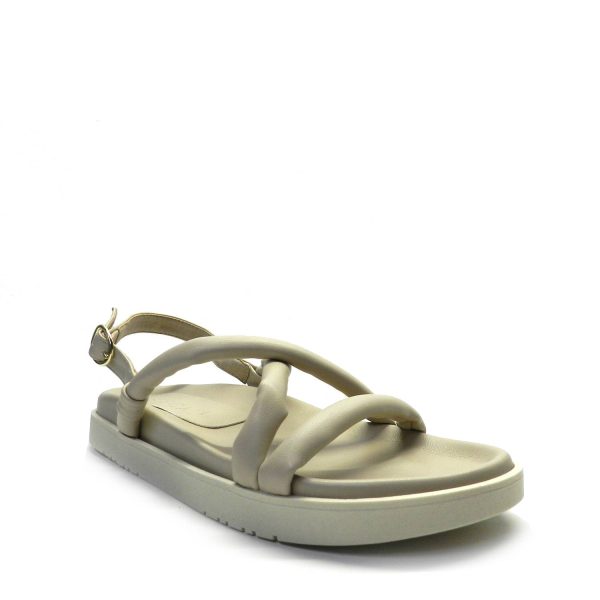 Sandalia de la marca Escala modelo Miri en color beig. Sandalia plana de napa con tiras redondeadas. Suela anatómica de napa y cierre trasero con hebilla.