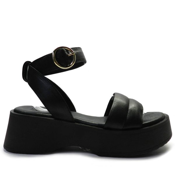 Sandalia de la marca Escala modelo Fayna en color negro. Sandalia de plataforma en napa , tira ancha en la parte delantera y cierre con hebilla en el tobillo.