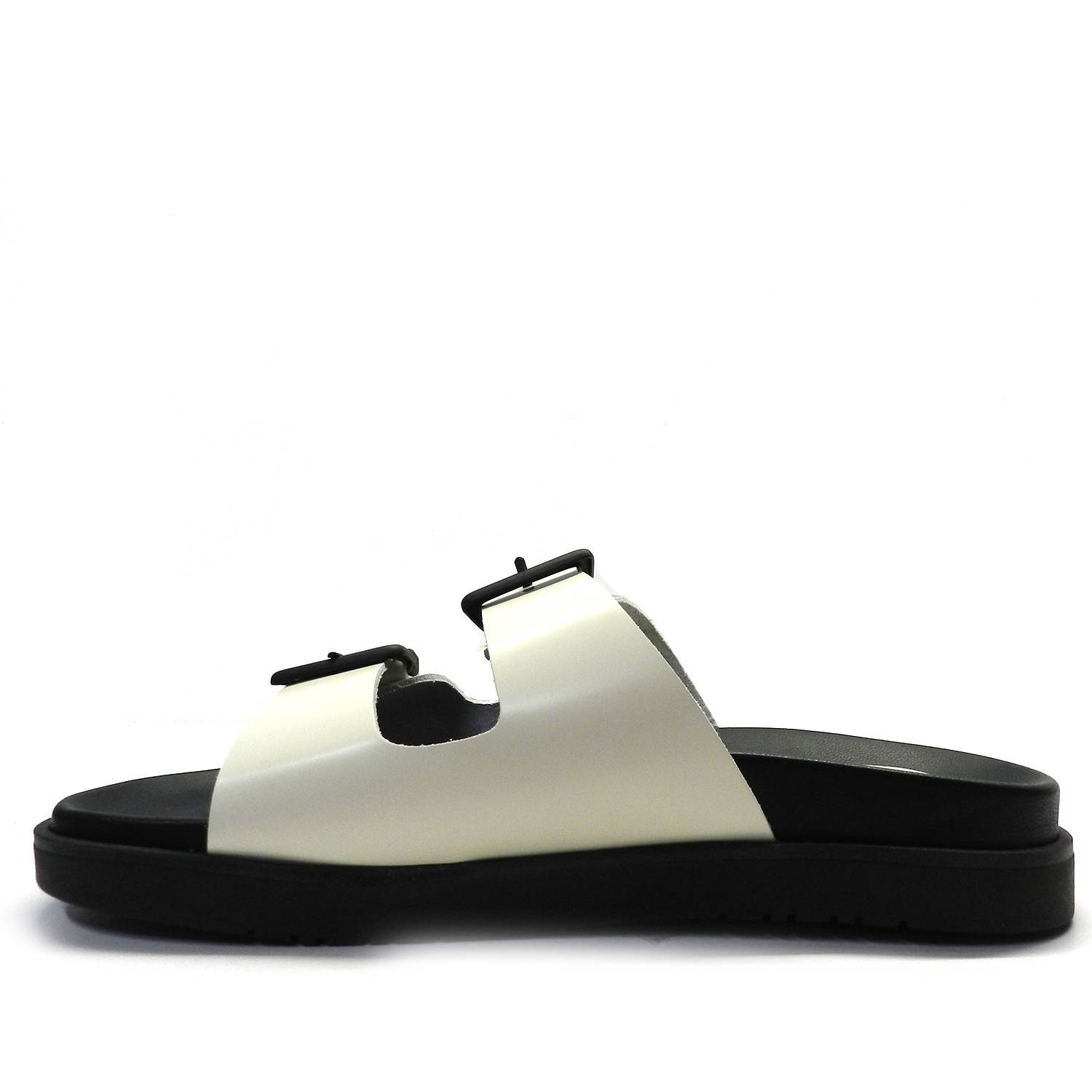 Sandalia de la marca Escala modelo Aknes en color hielo. Sandalia plana con doble hebilla y suela anatómica en color negro.