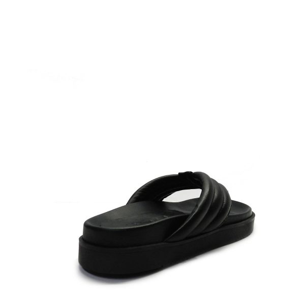 Sandalia de la marca Escala modelo Aines en color negro. Sandalia plana de dedo con detalle acolchado en el empeine y suela anatómica color negro.