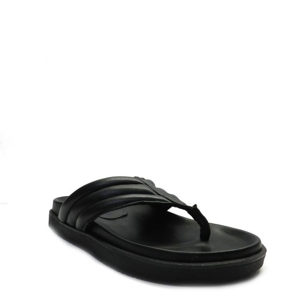 Sandalia de la marca Escala modelo Aines en color negro. Sandalia plana de dedo con detalle acolchado en el empeine y suela anatómica color negro.