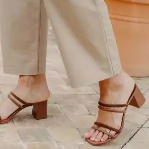 Sandalia de la marca Bryan Stepwise modelo Nolita en color marrón. Sandalia de tiras en piel con dos dobles tiras que proporcionan gran comodidad y gran agarre. Plantilla acolchada 100% piel. Suela de prefabricado antideslizante. Tacón ancho de 6,5 cm de altura. 