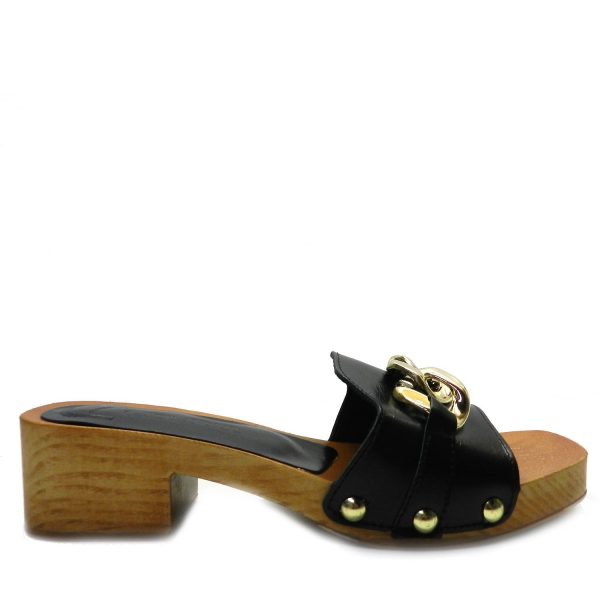 Sandalias de la marca Escala, modelo Cerdeña en color negro. Sandalia suela de madera con tacón ancho. Pala negra con detalle de maxi hebilla dorada y remaches dorados.