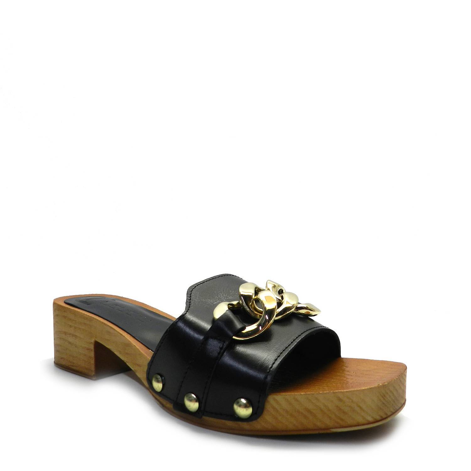 Sandalias de la marca Escala, modelo Cerdeña en color negro. Sandalia suela de madera con tacón ancho. Pala negra con detalle de maxi hebilla dorada y remaches dorados.