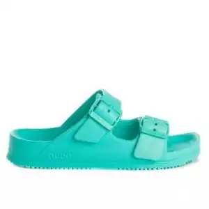 Sandalia de la marca Duuo modelo D9170 en color turquesa. Sandalia plana con doble hebilla en color block. Veganas y eco elaboradas en EVA. Con suela anatómica, ideales para playa y piscina.