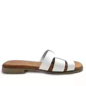 Sandalia de la marca Escala modelo Sacalm en color blanco. Sandalia plana tipo pala de piel lisa. Banda ancha entrelazada y planta acolchada de piel. Muy cómoda y perfecta para cualquier ocasión.