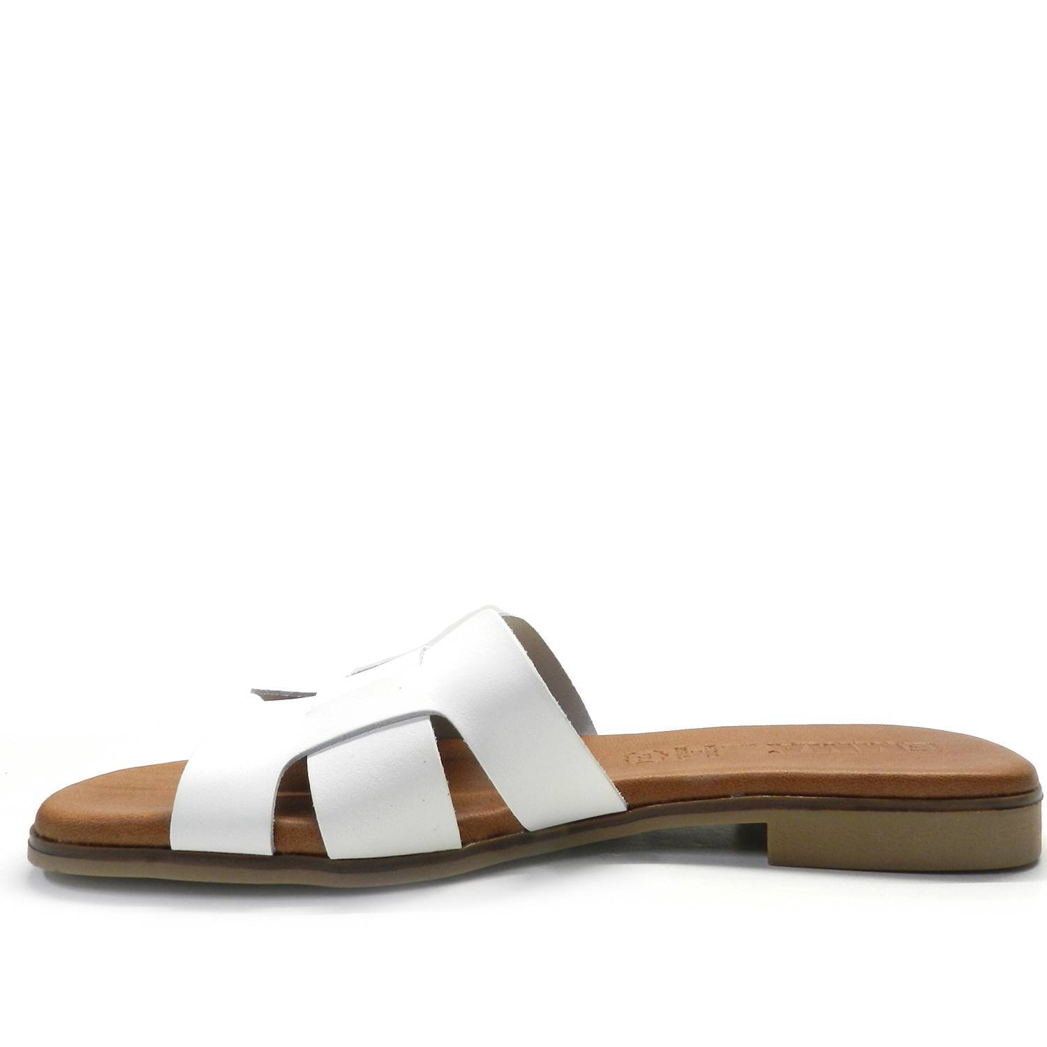 Sandalia de la marca Escala modelo Sacalm en color blanco. Sandalia plana tipo pala de piel lisa. Banda ancha entrelazada y planta acolchada de piel. Muy cómoda y perfecta para cualquier ocasión.