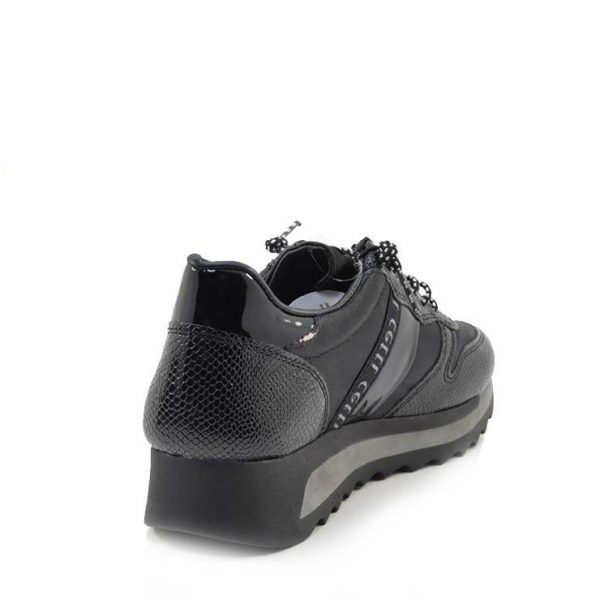 Zapatillas de la marca Cetti, modelo C-847 en color negro.  Zapatilla deportiva en combinación de materiales textil y piel metalizada y glitter. Detalle de logotipo en lateral. Suela de goma y cierre con cordones elásticos ajustables.