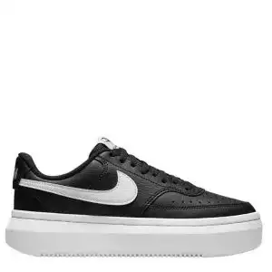 Zapatillas de la marca Nike, modelo Court Vision Alta en color negro. Zapatillas deportivas en piel negra duradera con perforaciones en la puntera. Mediasuela de espuma elevada, lengüeta ultraacolchada para mayor comodidad. Suela de goma con plataforma.