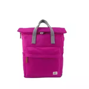 Mochila Roka de nylon reciclado de tamaño mediano con compartimento delantero y cremallera cubierta en color fucsia Resistente a la intemperie, duradero, elegante y está hecha de nylon reciclado que le da a la mochila un aspecto suave y muy moderno. Medidas: 42cm x 30cm x 12cm