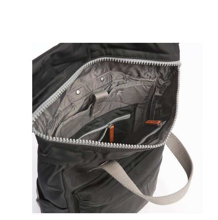 Mochila Roka de nylon reciclado mediano con compartimento delantero y cremallera cubierta en color negro. Resistente a la intemperie, duradero, elegante y está hecha de nylon reciclado que le da a la mochila un aspecto suave y muy moderno.