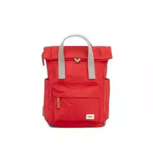 Mochila Roka de nylon reciclado de tamaño mediano con compartimento delantero y cremallera cubierta en color rojo. Resistente a la intemperie, duradero, elegante y está hecha de nylon reciclado que le da a la mochila un aspecto suave y muy moderno. Medidas: 42cm x 30cm x 12cm