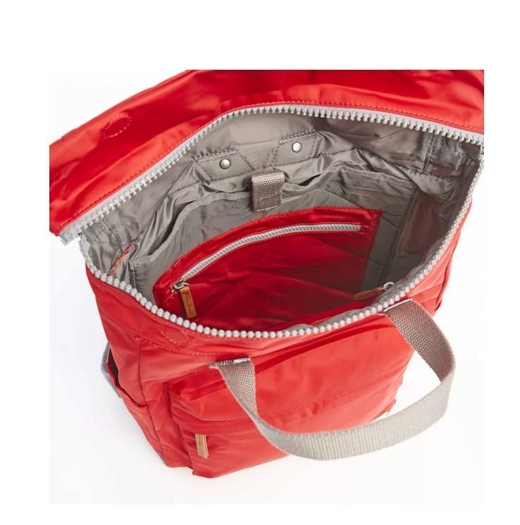 Mochila Roka de nylon reciclado de tamaño mediano con compartimento delantero y cremallera cubierta en color rojo. Resistente a la intemperie, duradero, elegante y está hecha de nylon reciclado que le da a la mochila un aspecto suave y muy moderno. Medidas: 42cm x 30cm x 12cm