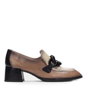 Mocasín de la marca Hispanitas, modelo Charlize Almond HI222338. Mocasín con tacón y adorno de maxi cadena de eslabones en el empeine. Tecnología Triflow que aporta amortiguación, flexibilidad y confort. Tacón de 5 cm de altura.