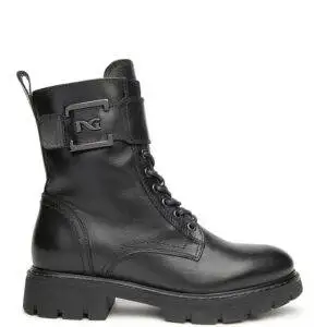 Botín de la marca Nero Giardini modelo I117652D en color negro. Botín de piel de estilo militar con solapa cerrada por hebilla. Suela de goma tanque con tacón block de 3 cm. Cierre con cordones y cremallera lateral interna.