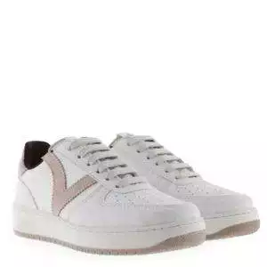 Zapatillas de la marca Victoria, modelo Madrid. Zapatillas deportivas de piel de color blanco, con logo en el lateral en color nude interior granate y puntera perforada para favorecer la transpiración. Suela gruesa de gran comodidad.