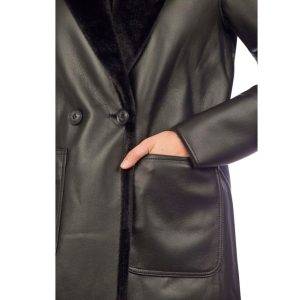 Abrigo Reversible de Polipiel color negro de la marca Rino Pelle, modelo Ivon. Este abrigo reversible de largo medio se puede usar de dos maneras.